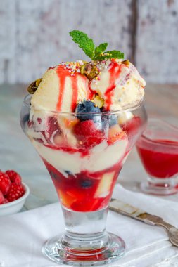Knickerbocker ihtişamı - katmanlı dondurma ve taze meyve.