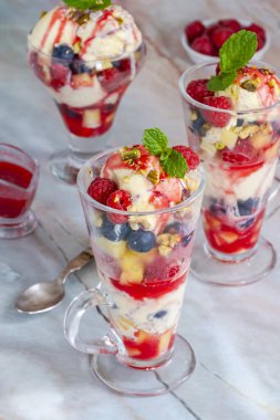 Knickerbocker ihtişamı - katmanlı dondurma ve taze meyve.