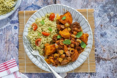 Kuskus ile yavaş pişmiş kuzu güveç