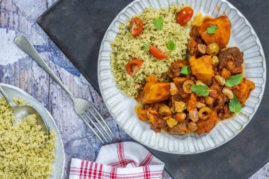 Kuskus ile yavaş pişmiş kuzu güveç