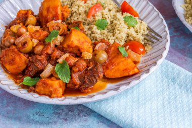 Kuskus ile yavaş pişmiş kuzu güveç