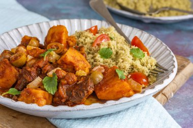 Kuskus ile yavaş pişmiş kuzu güveç