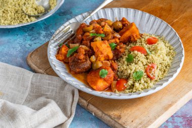 Kuskus ile yavaş pişmiş kuzu güveç