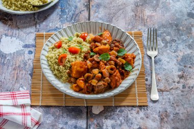 Kuskus ile yavaş pişmiş kuzu güveç