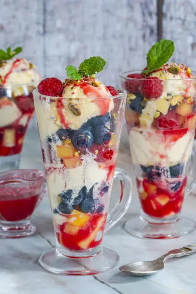 Knickerbocker ihtişamı - katmanlı dondurma ve taze meyve.