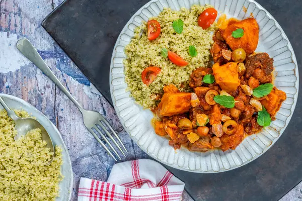 Kuskus ile yavaş pişmiş kuzu güveç