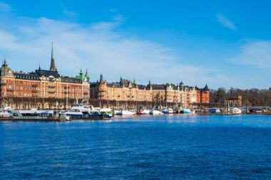 STOCKHOLM, SVEDEN - 08 Mart 2025: Stokholm şehir merkezindeki Norrstrom 'da yabancı bir set görüldü. Strandvagen rıhtımda kafeler, restoranlar ve demirlemiş teknelerle dolu.