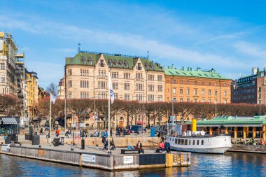 STOCKHOLM, SVEDEN - 08 Mart 2025: Stokholm şehir merkezindeki Norrstrom 'da yabancı bir set görüldü. Strandvagen, kıyı şeridi boyunca kafeler, restoranlar ve lüks otellerle dolu.
