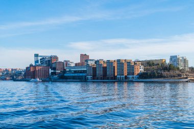 STOCKHOLM, SWEDEN - 08 Mart 2025: Stockholm takımadaları boyunca iskan alanındaki apartman binaları
