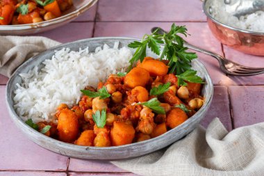 Pirinçli nohut ve havuç tagini.