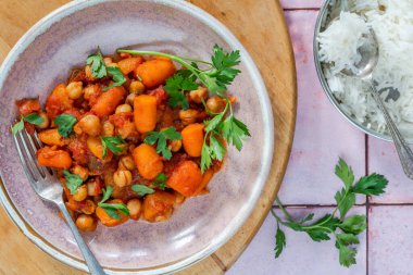 Pirinçli nohut ve havuç tagini.