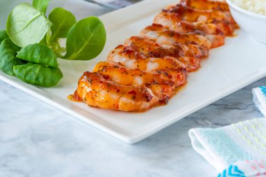 Kara kaplan karidesleri soya, bal ve limon soslu şiş