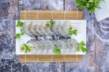 Pişmemiş siyah kaplan karidesleri.