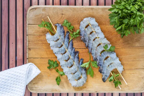 Pişmemiş siyah kaplan karidesleri.