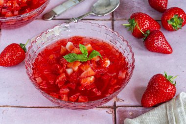 Taze çilekli ev yapımı meyve jölesi.