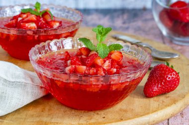 Taze çilekli ev yapımı meyve jölesi.