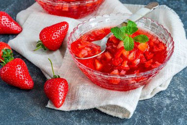Taze çilekli ev yapımı meyve jölesi.