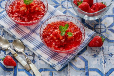 Taze çilekli ev yapımı meyve jölesi.