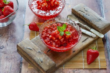 Taze çilekli ev yapımı meyve jölesi.