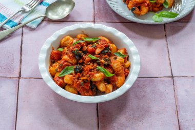 Puttanesca soslu patates gnocchi.