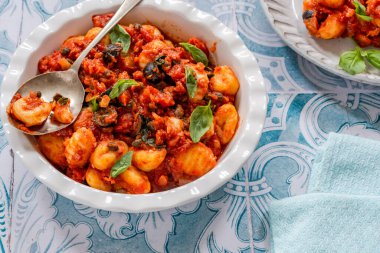 Puttanesca soslu patates gnocchi.