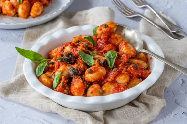 Puttanesca soslu patates gnocchi.
