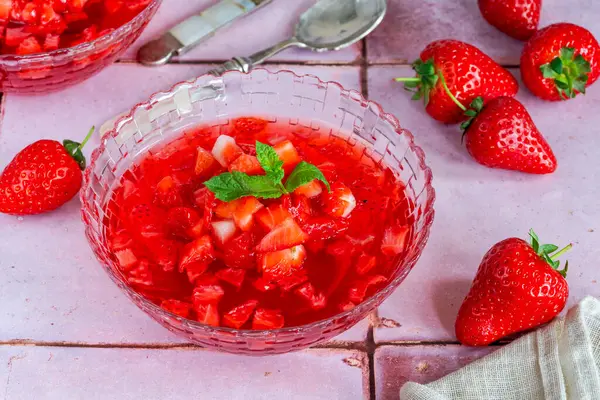 Taze çilekli ev yapımı meyve jölesi.