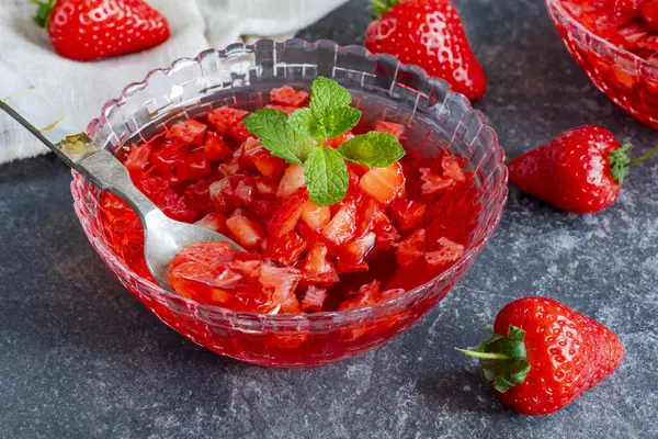 Taze çilekli ev yapımı meyve jölesi.