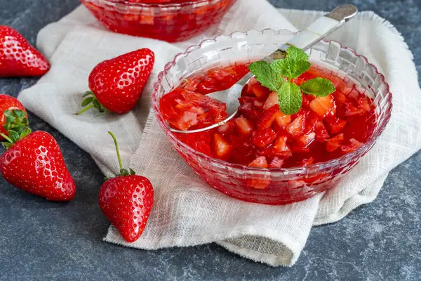 Taze çilekli ev yapımı meyve jölesi.