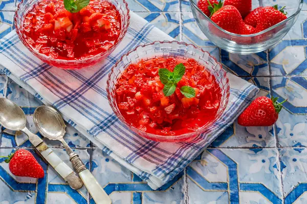 Taze çilekli ev yapımı meyve jölesi.