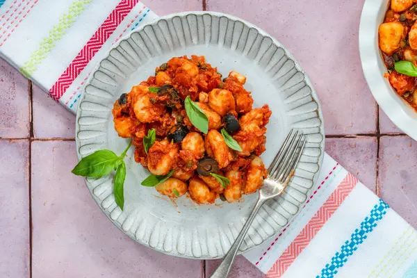 Puttanesca soslu patates gnocchi.