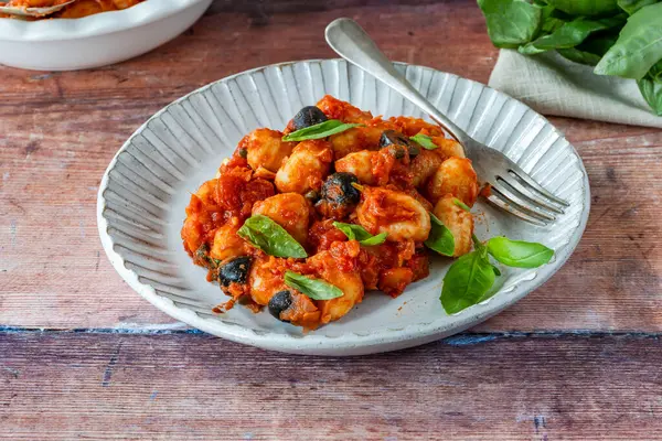 Puttanesca soslu patates gnocchi.