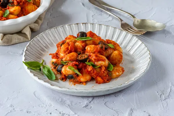 Puttanesca soslu patates gnocchi.