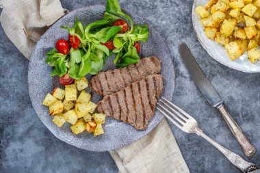 Sotelenmiş patatesli biftek.