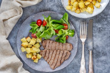 Sotelenmiş patatesli biftek.