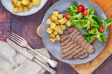 Sotelenmiş patatesli biftek.