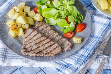 Sotelenmiş patatesli biftek.