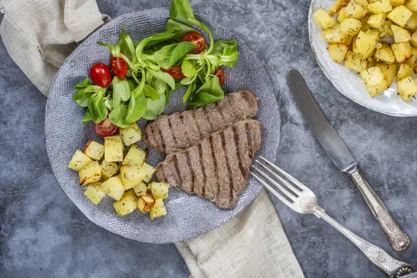 Sotelenmiş patatesli biftek.