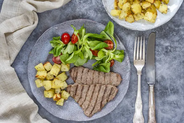 Sotelenmiş patatesli biftek.