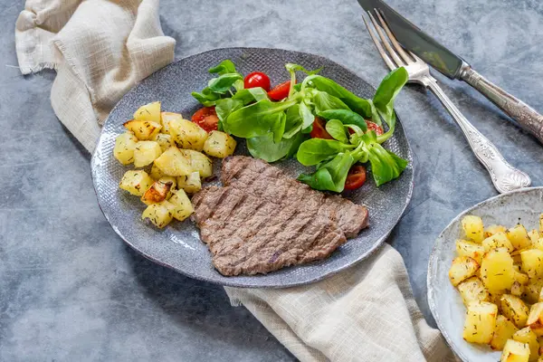 Sotelenmiş patatesli biftek.