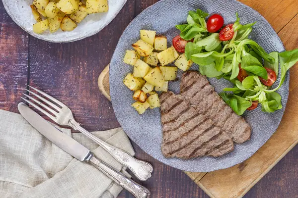 Sotelenmiş patatesli biftek.