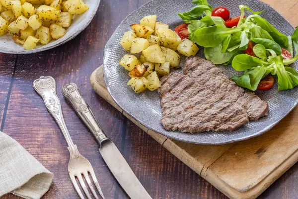 Sotelenmiş patatesli biftek.