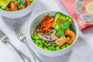 Baharatlı karides, avokado ve kimchi kasesi.