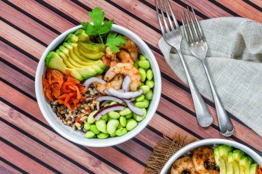 Baharatlı karides, avokado ve kimchi kasesi.