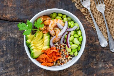 Baharatlı karides, avokado ve kimchi kasesi.