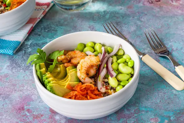 Baharatlı karides, avokado ve kimchi kasesi.