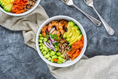 Baharatlı karides, avokado ve kimchi kasesi.