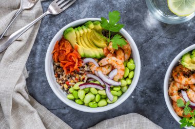 Baharatlı karides, avokado ve kimchi kasesi.