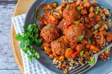 Harissa, köfte ve fasulye güveci.