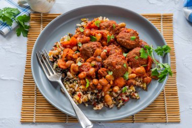 Harissa, köfte ve fasulye güveci.